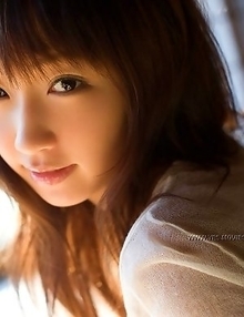 Hina Kurumi reveals impressive shapes of her slender body